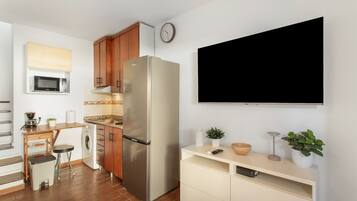 Kühlschrank, Mikrowelle, Herdplatte, Wasserkocher mit Kaffee-/Teezubehör