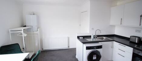 Réfrigérateur, un four, surface de cuisson, grille-pain