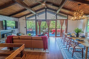 Televisie en een open haard