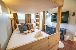 4 bedrooms, iron/ironing board, travel cot, WiFi