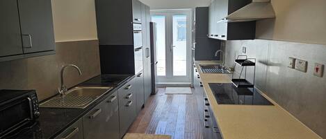 Frigorífico, microondas, horno y placa de cocina