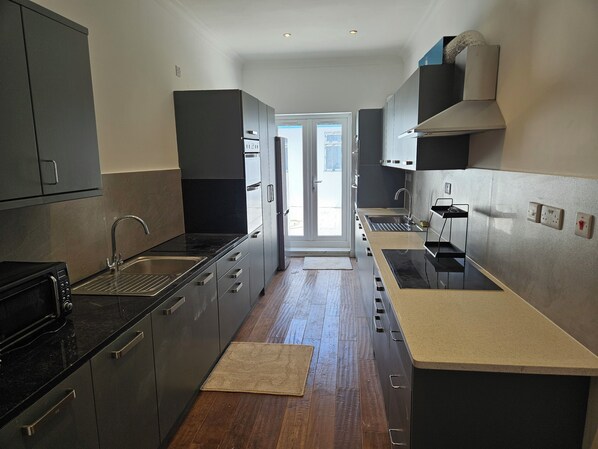 Refrigerador, microondas, horno, placa de cocina