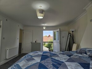 5 bedrooms, iron/ironing board, Internet, bed sheets