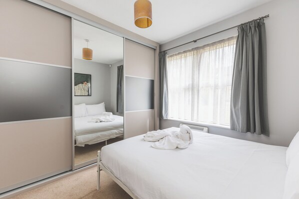 2 habitaciones, tabla de planchar con plancha y acceso a internet