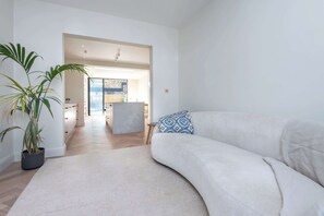 Interior - Modern 3BDR Home with Garden West London (Greater London)