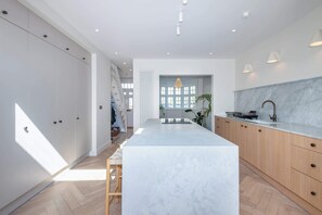 Fridge, microwave, oven, stovetop - Modern 3BDR Home with Garden West London (Greater London)