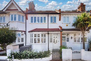 Exterior - Modern 3BDR Home with Garden West London (Greater London)