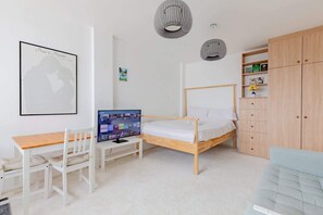 1 bedroom, iron/ironing board, internet, bed sheets - Superbly Located City Studio in Russell Square (Greater London)