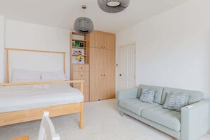 1 bedroom, iron/ironing board, internet, bed sheets - Superbly Located City Studio in Russell Square (Greater London)