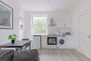 Réfrigérateur, un four, surface de cuisson, grille-pain