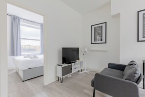 1 slaapkamer, een strijkplank/strijkijzer, internet, beddengoed