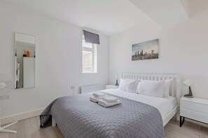1 slaapkamer, een strijkplank/strijkijzer, wifi, beddengoed