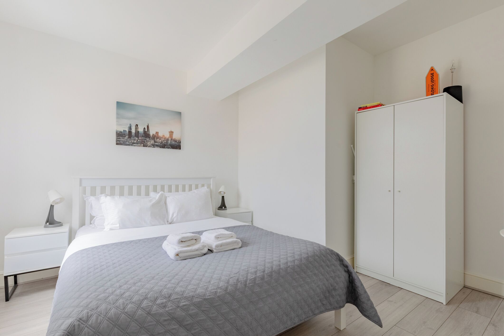 1 dormitorio, tabla de planchar con plancha, wifi y ropa de cama