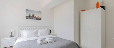 1 dormitorio, tabla de planchar con plancha, wifi y ropa de cama