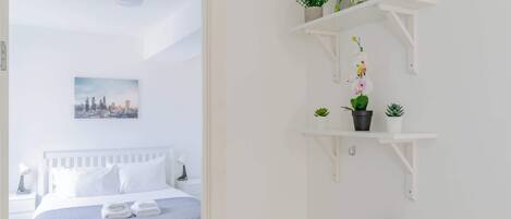 1 habitación, tabla de planchar con plancha, wifi y ropa de cama