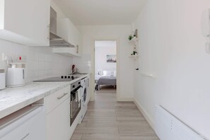 Kühlschrank, Ofen, Herdplatte, Toaster