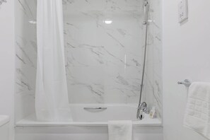 Shower, hair dryer - Cosy 1BD First Floor Flat near Tower Bridge (Greater London)