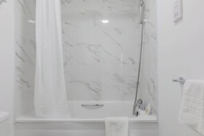 Douche, sèche-cheveux