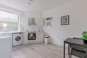 Fridge, oven, stovetop, toaster - Cosy 1BD First Floor Flat near Tower Bridge (Greater London)