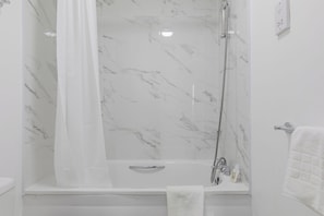 Douche, sèche-cheveux
