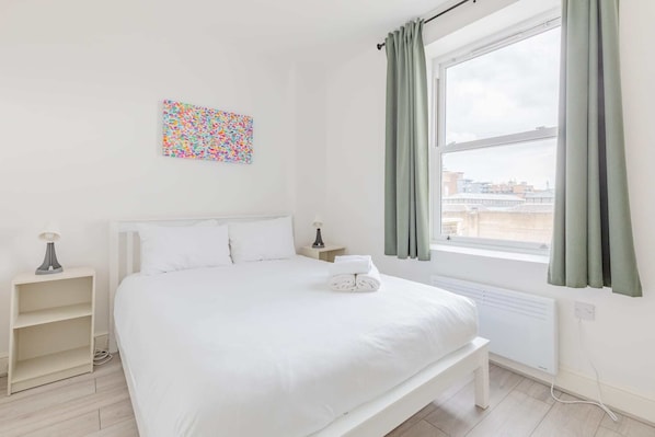 1 habitación, tabla de planchar con plancha, internet y ropa de cama