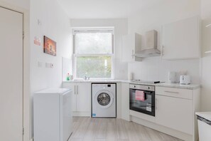 Fridge, oven, stovetop, toaster - Cosy 1BD First Floor Flat near Tower Bridge (Greater London)