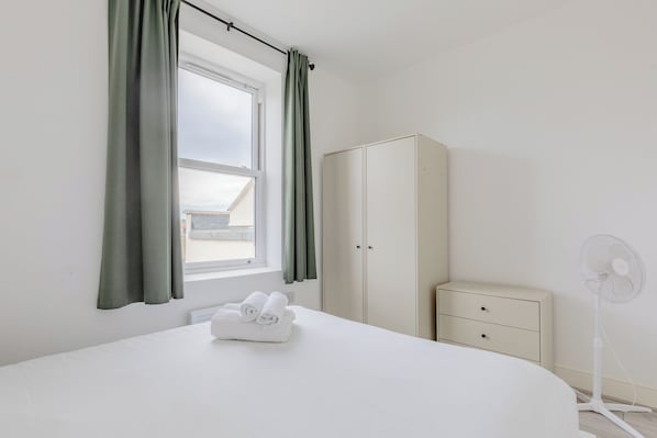 1 chambre, fer et planche à repasser, accès Internet, draps fournis