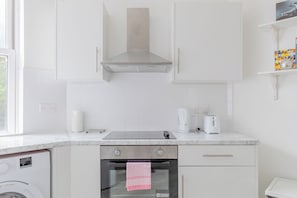 Réfrigérateur, four, plaque de cuisson, grille-pain