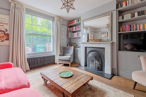TV, fireplace, offices - 3BD Cottage Inspired Home by Hampstead Heath (Greater London)