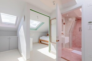 3 habitaciones, tabla de planchar con plancha, internet y ropa de cama