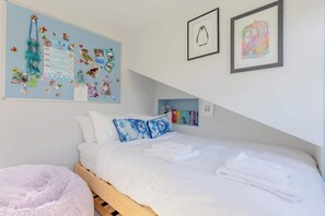 3 bedrooms, iron/ironing board, internet, bed sheets