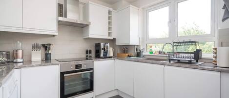 ثلاجة، ميكروويف، فرن، موقد طهي مسطح