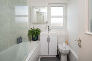 Douche, sèche-cheveux, serviettes fournies