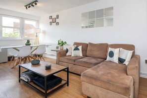 Télévision, chaîne hi-fi, espaces bureaux