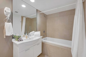 Hair dryer, towels, soap, shampoo - Icon Brickell - 23rd Floor -Oceanview - Spa Access (Miami)