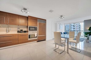 Fridge, microwave, oven, stovetop - Icon Brickell - 23rd Floor -Oceanview - Spa Access (Miami)