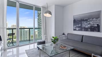 Televisión y chimenea