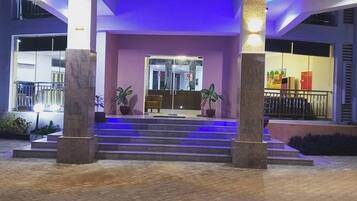 Economy Room, Balcony, City View | Living area