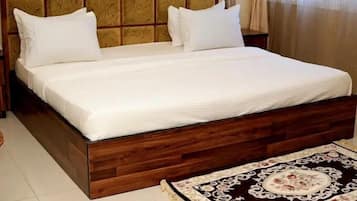 Economy kamer, balkon, uitzicht op stad | Een bureau, een laptopwerkplek, verduisterende gordijnen