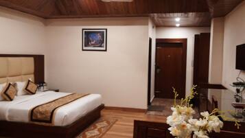 9 bedrooms, iron/ironing board, WiFi, bed sheets