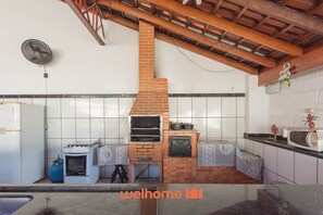 Geladeira, micro-ondas, fogão, cooktop