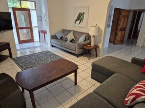 TV - Tranquil, Roomy Getaway - Close to City of Hamilton (Pembroke)