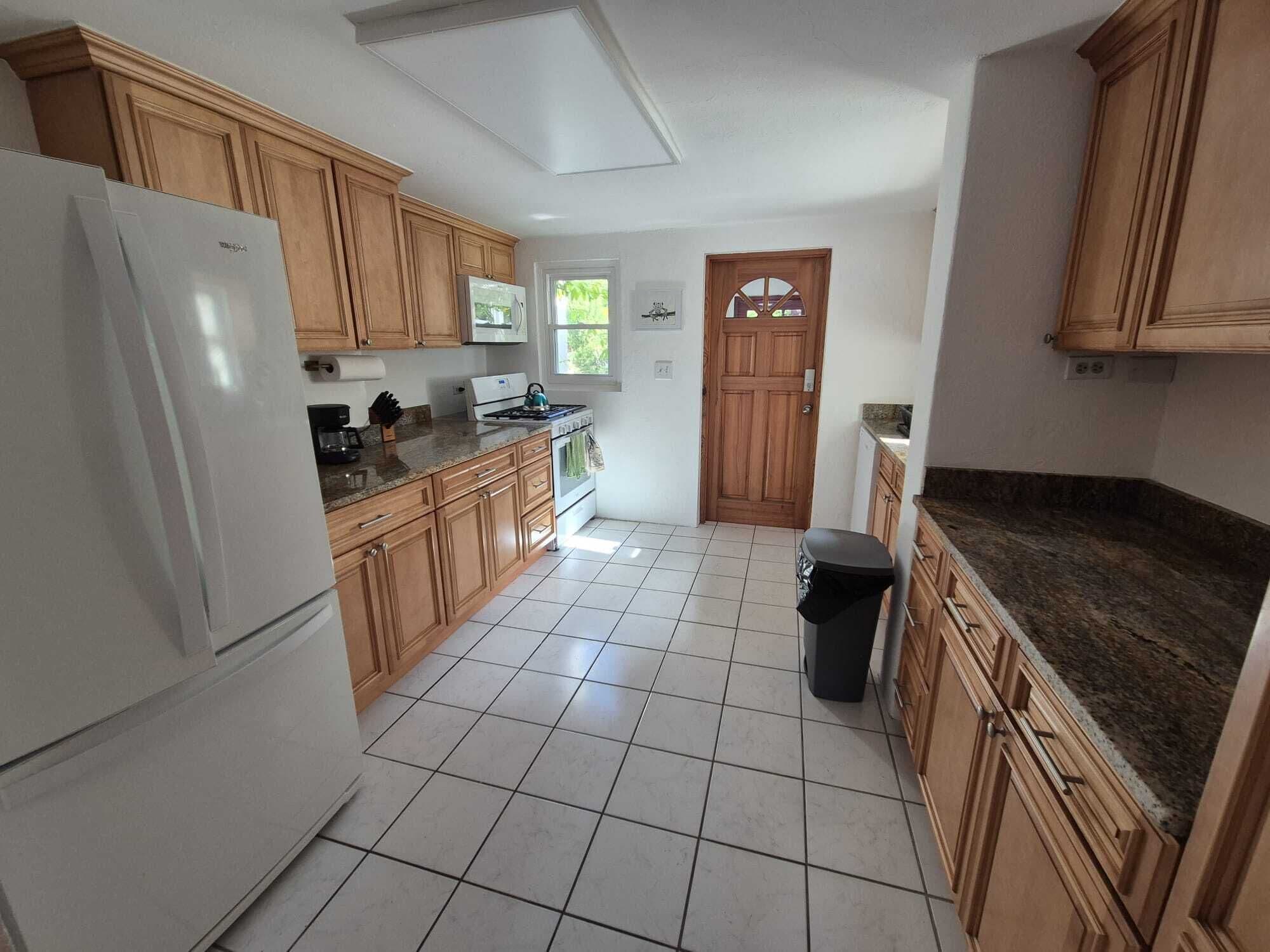 Microondas, horno, placa de cocina y lavavajillas