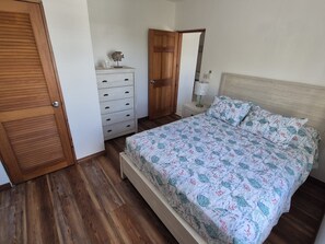 3 bedrooms, iron/ironing board, travel cot, WiFi - Tranquil, Roomy Getaway - Close to City of Hamilton (Pembroke)