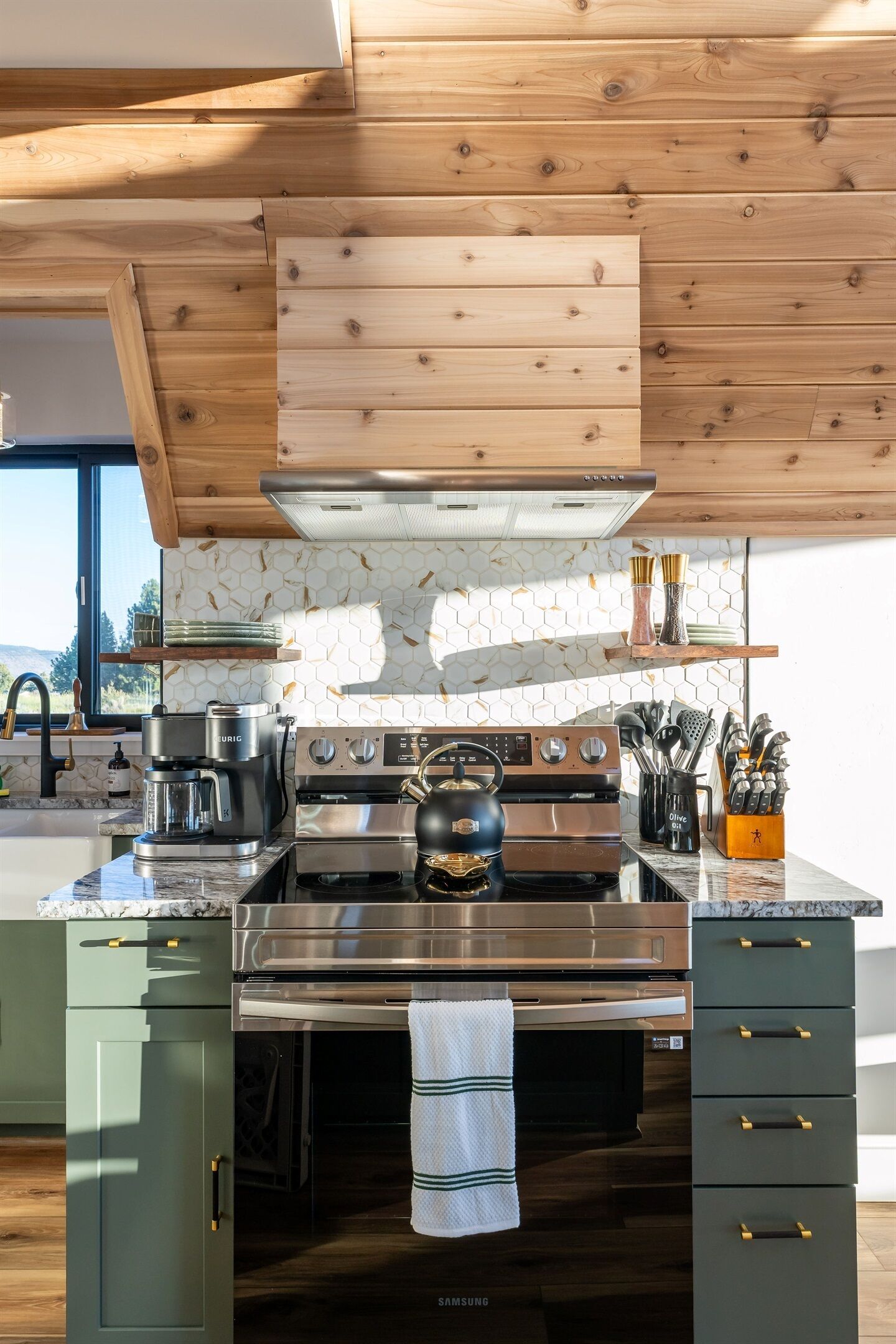 Réfrigérateur, four à micro-ondes, un four, surface de cuisson