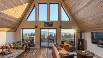 Älytelevisio, takka, pöytäjalkapallopöytä, kirjoja