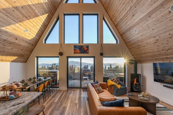 Smart TV, chimenea, futbolito y libros 