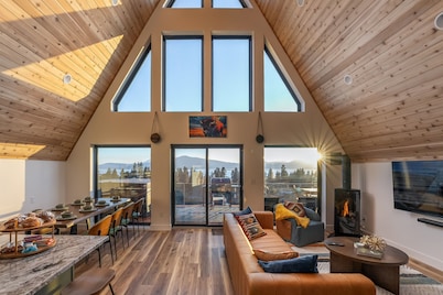PNW AFrame|Hottub|Mtn&LakeViews|Game Room|Theatre|
