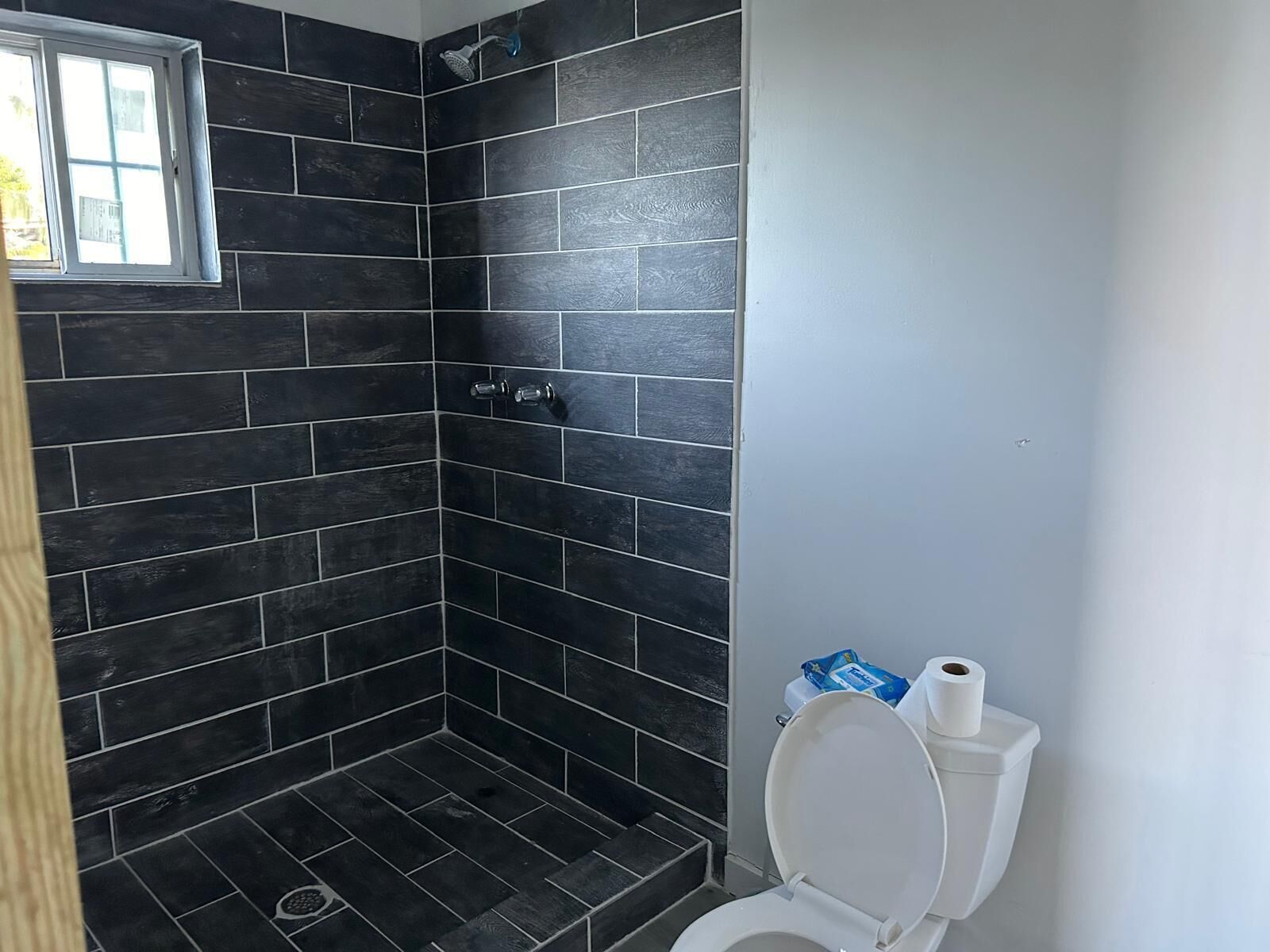 Douche, serviettes fournies, papier toilette