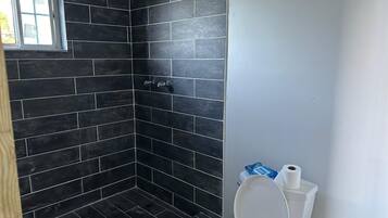 Douche, serviettes fournies, papier toilette